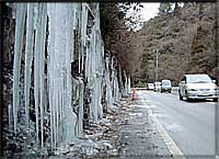 県道脇の氷柱