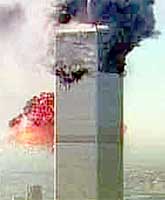 ハイジャックされた旅客機に突っ込まれ炎上する世界貿易センタービル南タワー