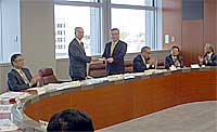 茨城県ＩＴ戦略会議の最終報告を知事に提出する西野議長