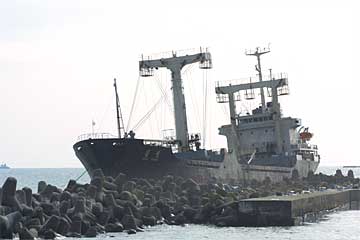 日立港沖堤防に座礁した北朝鮮の貨物船：チェルソン号