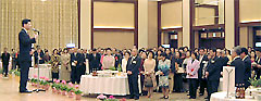 日韓親善新春の集いで挨拶する石井啓一衆議院議員