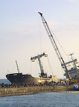 日立港の沖堤防で座礁した北朝鮮貨物船からタイヤチップを搬出する作業が急がれています
