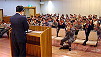 公明党ひたちなか支部大会で挨拶する石井県代表