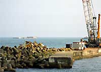 北朝鮮座礁船解体工事：クリックすると大きな写真をご覧になれます