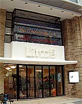 2001年８月にオープンしたリットカフェの外見