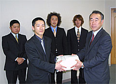 樫村市長に６０９３名の署名を提出