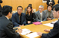 弘友環境副大臣に要望書を提出するヒ素汚染による健康被害者の会の代表
