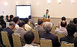記念講演を行う漫画家の松本零士さん