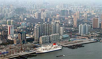 上海の客船ターミナルに停泊するふじ丸