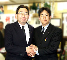 草間吉夫新高萩市長（右）と握手する井手よしひろ県議（左）