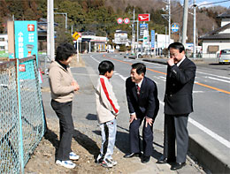 城里町地内で通学路の点検をする鈴木県議と桐原町議