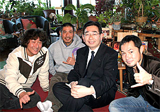 左から杉本理事長、井上支部長、井手県議、奥本助教授