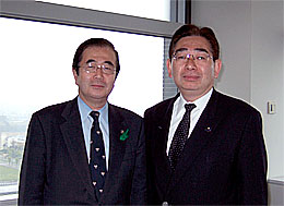古田直樹病院事業管理者(左)と井手よしひろ県議