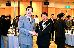 吉村日立青年会議所理事長（右）と井手よしひろ県議