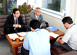 右奥：茨城大学横沢正芳教授、左奥：井手よしひろ県議、手前右：県麦島企画部長、手前左県羽白地域計画課長