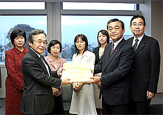 川俣副知事へ署名簿を提出
