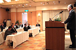 平成19年度日立港振興協会通常総会で挨拶する樫村千秋市長