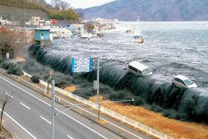 閉伊川の防波堤を越える真っ黒に染まった波：宮古市のホームページより