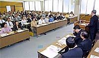 東京新宿の党本部で開かれた県議員総会