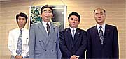 右から廣川横須賀市情報政策課長、舘野市議、井手県議、野地ＩＴ市民の会代表