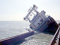 船体が真っ二つに割れた北朝鮮貨物船