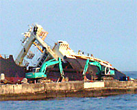 北朝鮮座礁船の撤去作業始まる